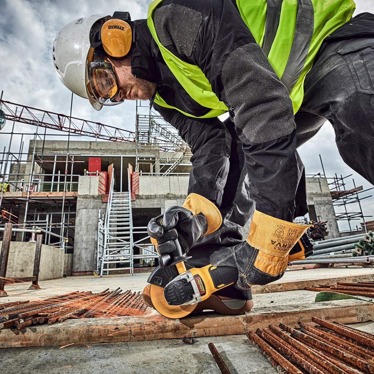 DEWALT DCS355N-XJ Oscillating Multi-Tool 18V Li-Ion Cordless Brushless Battery Powered , LARGE